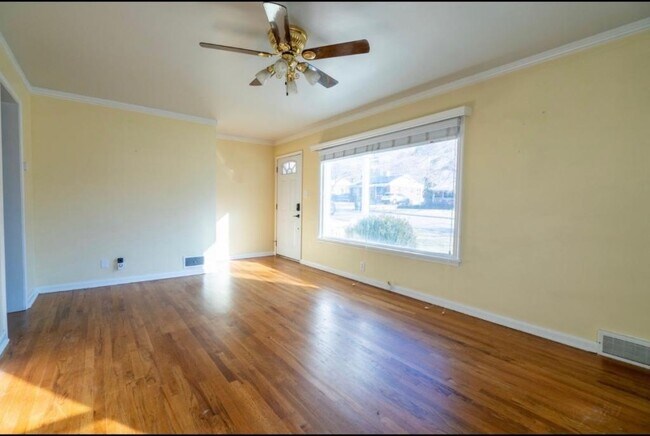 Building Photo - 721 Robins Ave