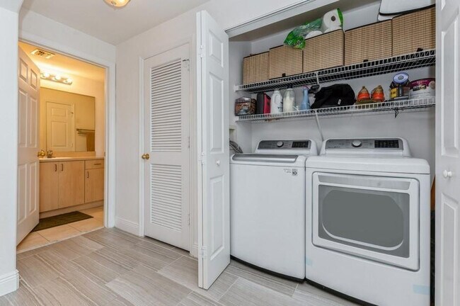 Building Photo - 533 NE 3rd Ave