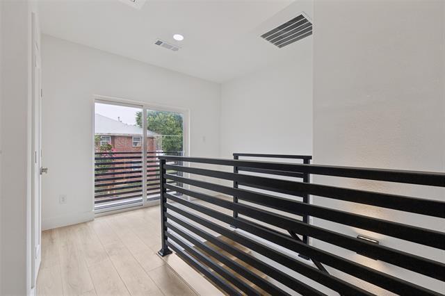 Building Photo - 1000 W 10th St