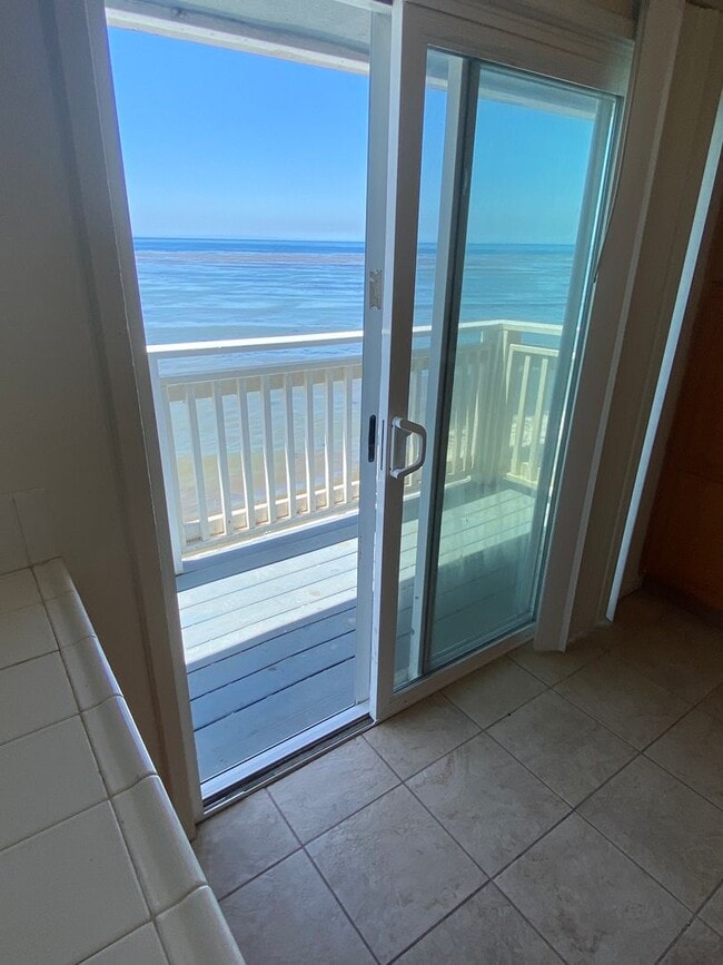 Building Photo - 6681 Del Playa Dr