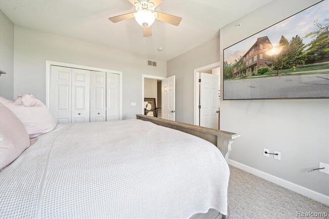 Building Photo - 537 Lewis St