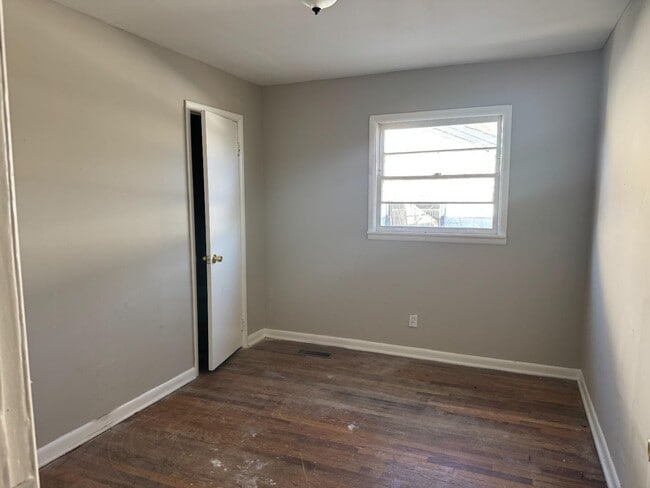 Building Photo - 324 15th Ave W