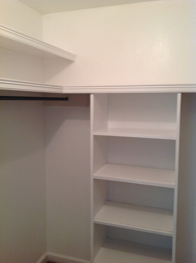 Building Photo - Single Family 4 BR 3.5 BA 0.7 Acres Water Front