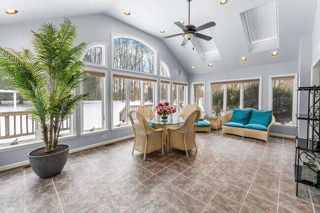 Building Photo - "Charming 4-Bedroom Retreat with Sun Room Scenic Views