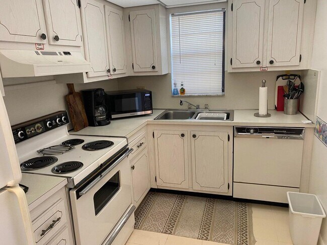 Building Photo - 2420 Deer Creek Country Club Blvd