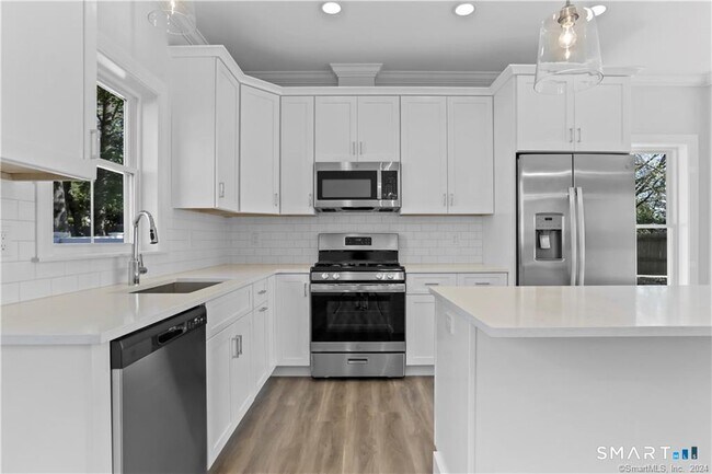 Building Photo - 348 Halley Ave
