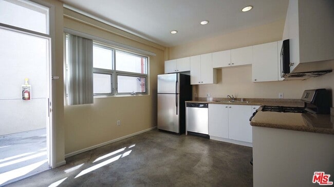 Building Photo - 922 W 23rd St