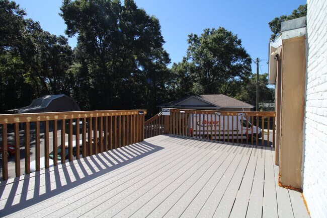 Building Photo - Northeast Pensacola 2BR/1BA Upstairs Unit ...