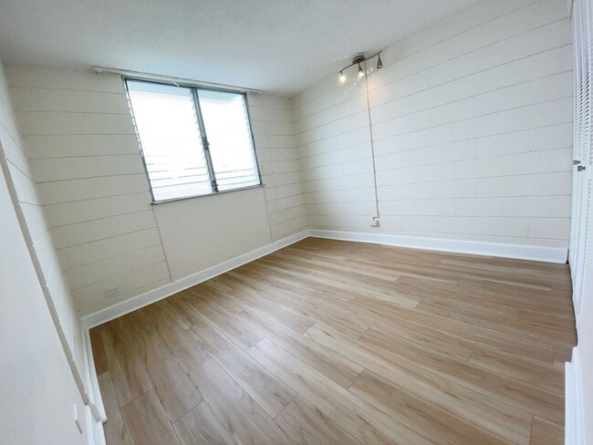 Building Photo - Nalanui Hale - 2 bed, 1 bath, 1 parking
