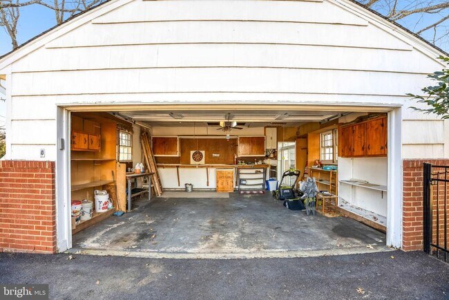 Building Photo - 9232 Forest Haven Dr