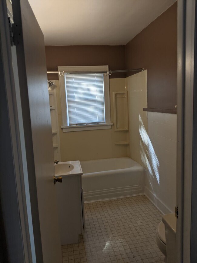 Building Photo - $1000 - 2 Bedroom 1 Bath Apartment - Less ...