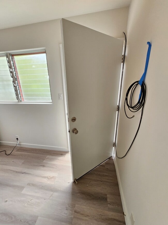 Building Photo - 2 bedroom, 1 bathroom with one driveway pa...