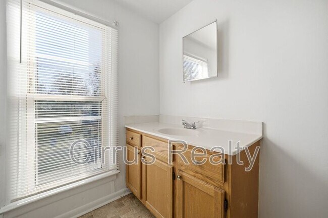 Building Photo - 1027 27th St