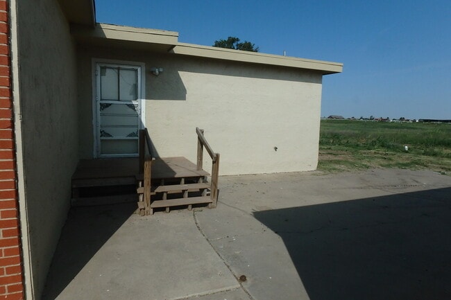 Building Photo - Four bedrooms Two bathrooms house in count...