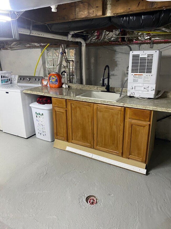 Building Photo - PRICE REDUCED!!!Charming 2-bedroom, 1-bath...