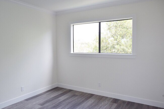 Building Photo - Flexible Lease Terms! Stunning 4BR/2.5BA Two-Story Renovated Townhome in UTC!