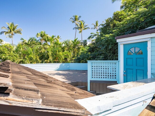 Building Photo - Beautiful Furnished, 2 Bed, 3 Bath, Gated ...
