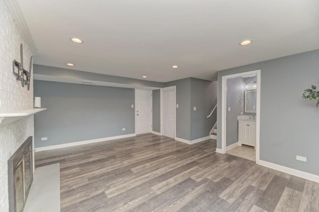 Building Photo - 585 Cambridge Way