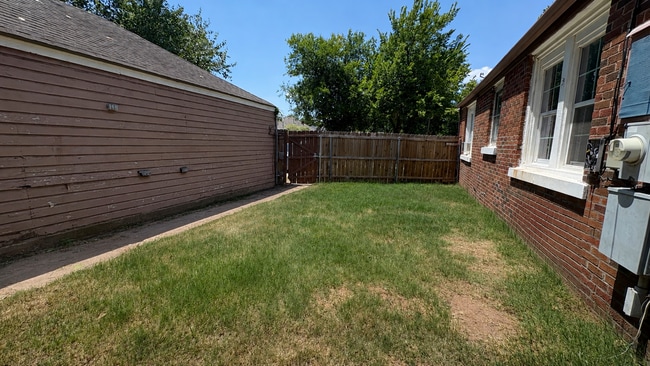 Building Photo - 2116 N Villa Ave