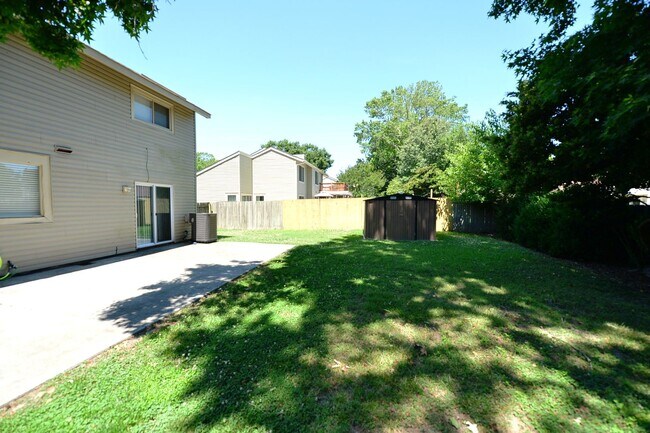 Building Photo - Community Lake-Dock and Private Beach