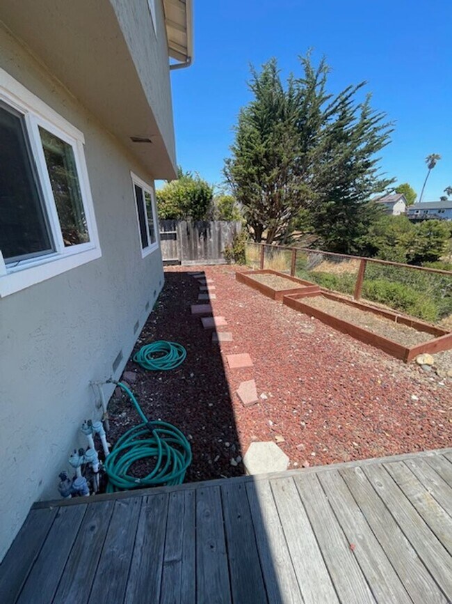 Building Photo - Four bedroom two and half bath on the uppe...