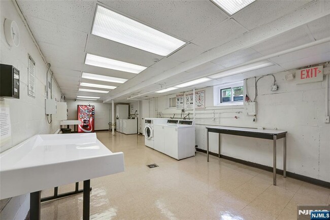 Building Photo - 2350 Linwood Ave