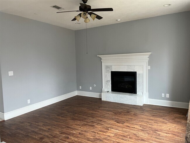 Building Photo - 5105 Maple St