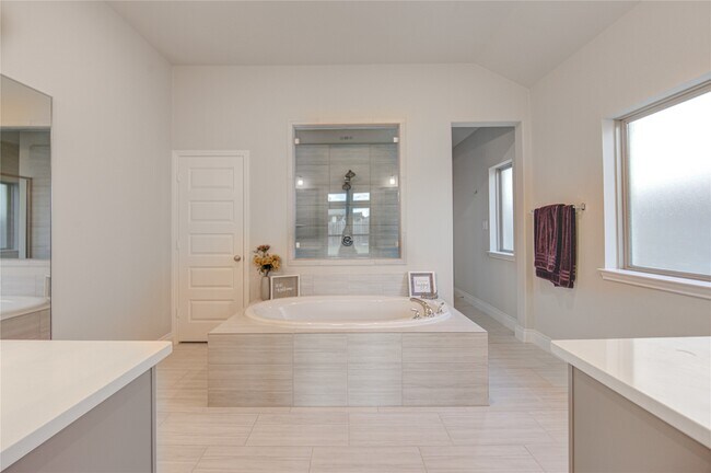 Building Photo - 1930 Creekwood Cv