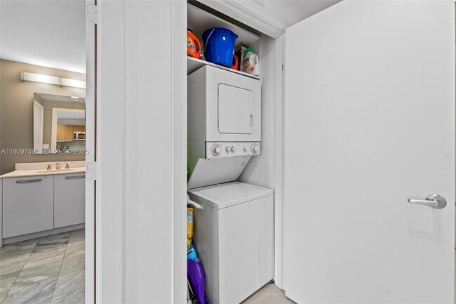 Building Photo - 1050 Brickell Ave