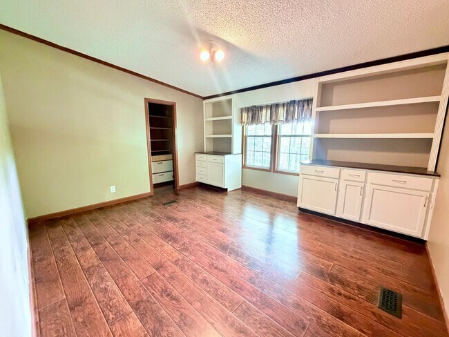 Building Photo - Secluded 3-Bedroom with Wrap-Around Porch -- Jonesborough