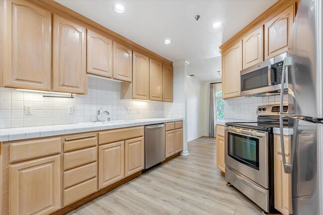 Building Photo - Spacious Townhome in Palo Alto