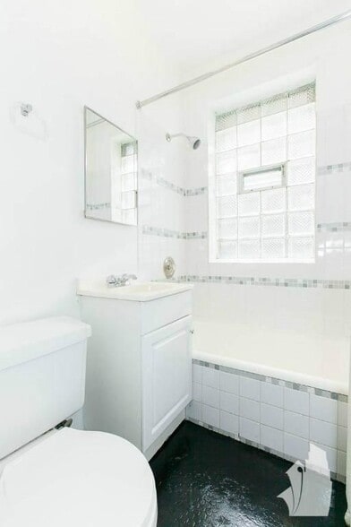 Building Photo - 5516 N Kenmore Ave