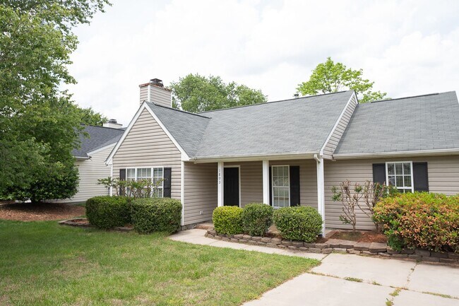 Primary Photo - Charming 3 bedroom 2 bath ranch style home...