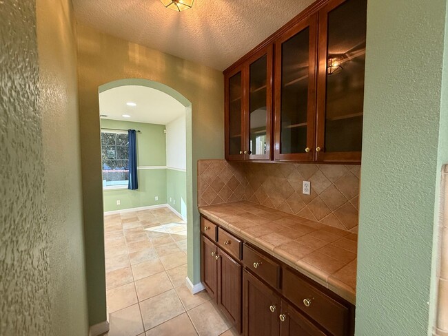 Building Photo - Large two story in Rose Hollow neighborhoo...