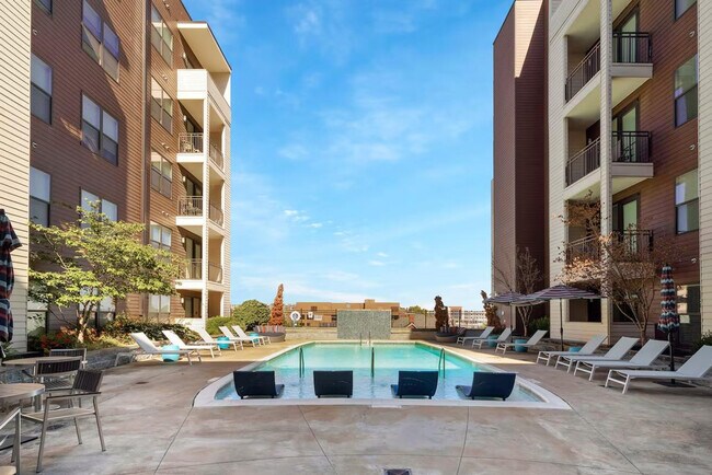 Building Photo - 2200 State St