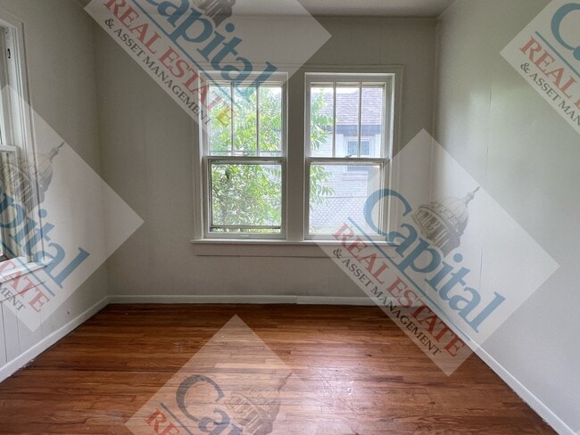 Building Photo - Spacious 3 Bedroom