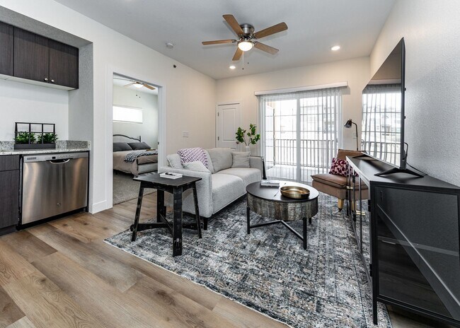 Building Photo - 1 Bed Luxury Apartment near Garden of the Gods
