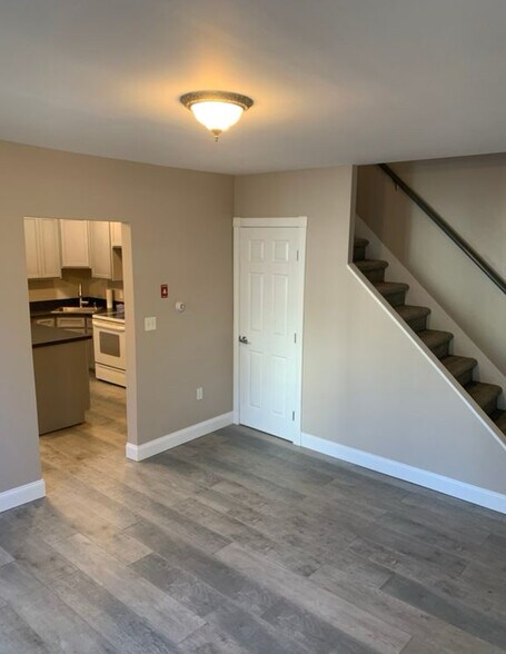 Dining room off kitchen. - 1744 Farmington Ave