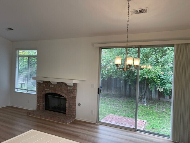 Building Photo - 3br/2ba Home on corner lot