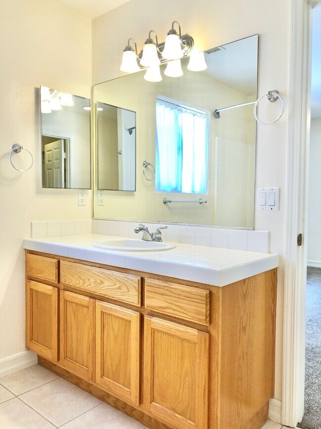 Building Photo - Light & Bright Single-Story Home in the Heart of Fallbrook, Complete with Private, Fully Fenced B...