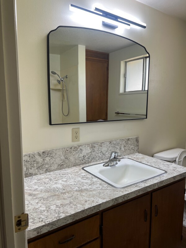 Building Photo - 372 W 200 N