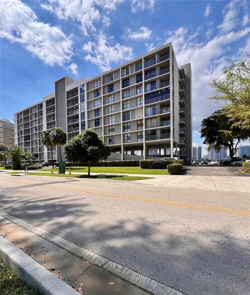 Building Photo - 17600 N Bay Rd