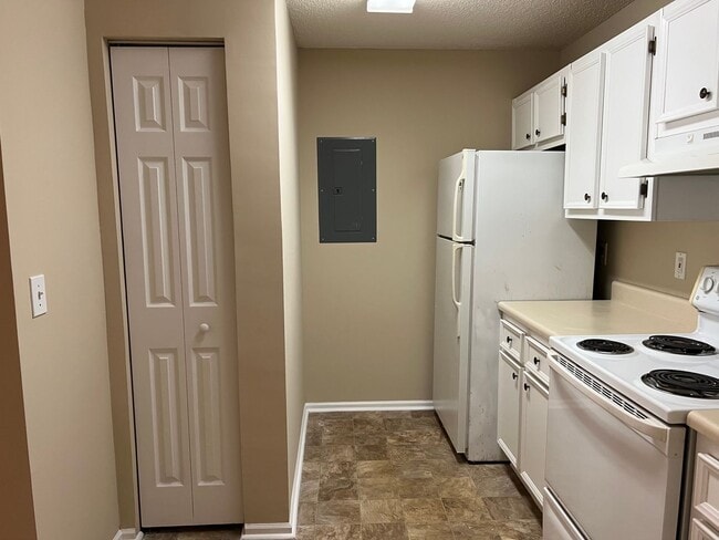 Building Photo - Two bedroom two bath second floor unit