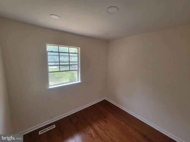 Building Photo - 532 Millshire Dr