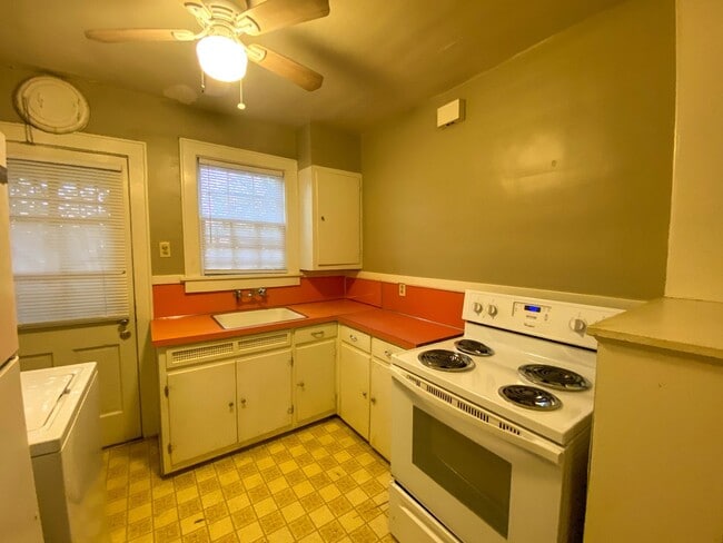 Building Photo - 1 bedroom, living dining den near Central and Highland