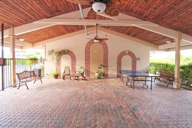 Building Photo - 2721 Garden Dr N