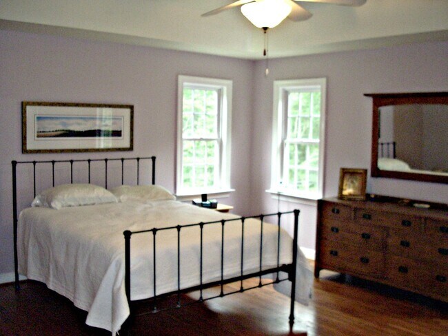 Building Photo - 3-4 BR / 2.5 BA Lovely Two-Story in The Highlands