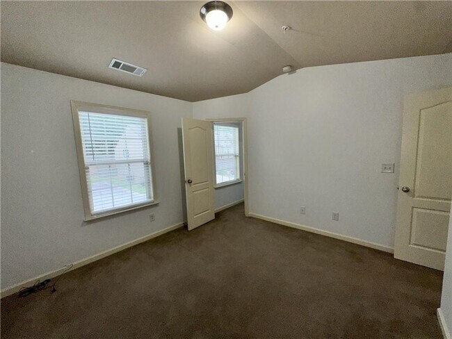 Building Photo - 2249 Knoxhill View