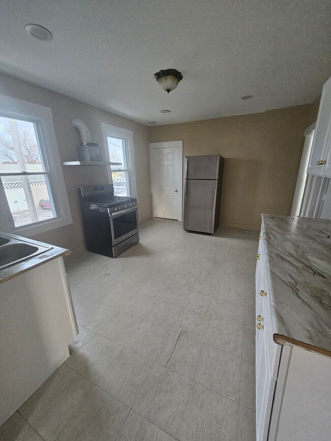 Building Photo - Upper 3 bedroom unit west side