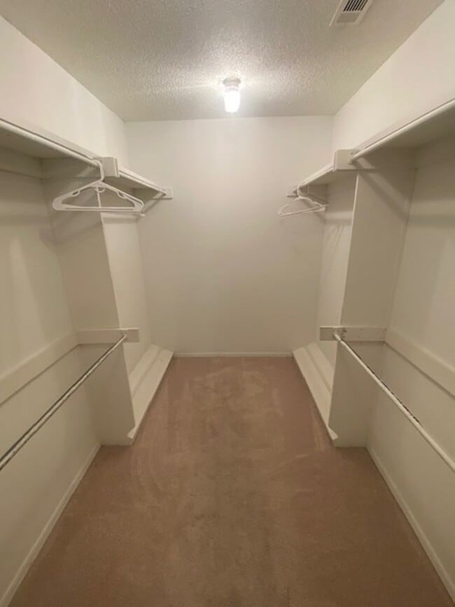 Building Photo - Adorable 2 Bedroom Home Near Downtown Rogers!